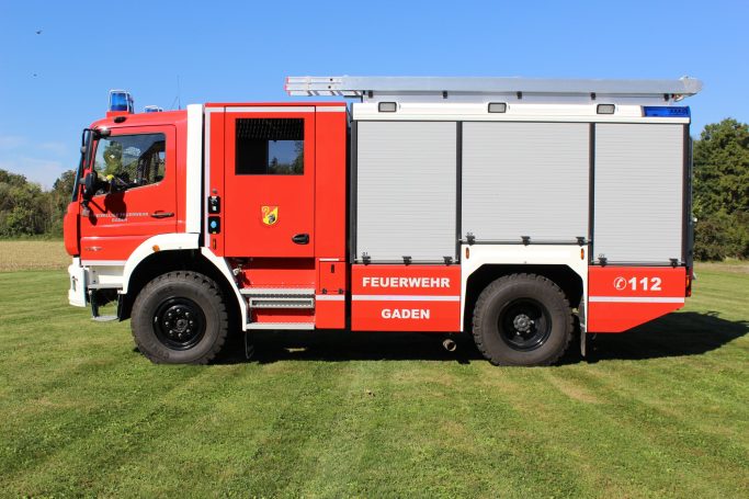 LF 20 KatS der Feuerwehr Gaden auf einer Wiese